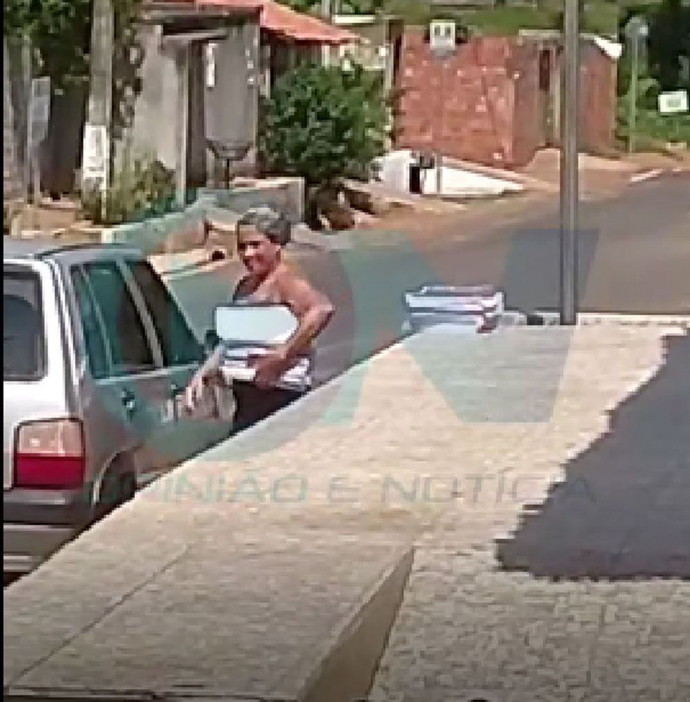 Assessora do ex-Presidente, Professor Rodrigo, é flagrada levando papelada da Câmara para a Prefeitura de Miguel Leão