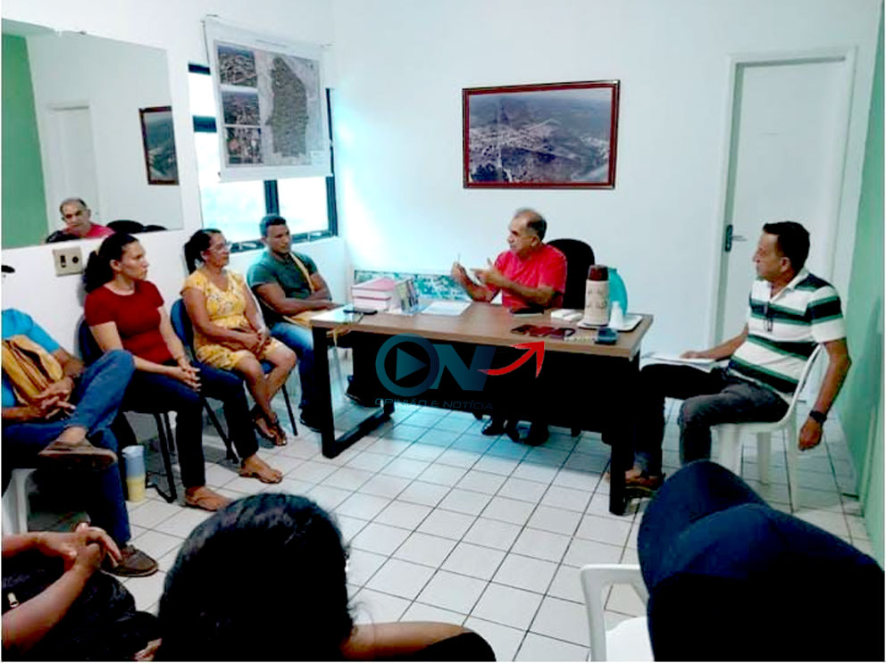 Preocupado em ser gravado, Prefeito, no Piauí sequestra celulares de equipe da Saúde durante reunião