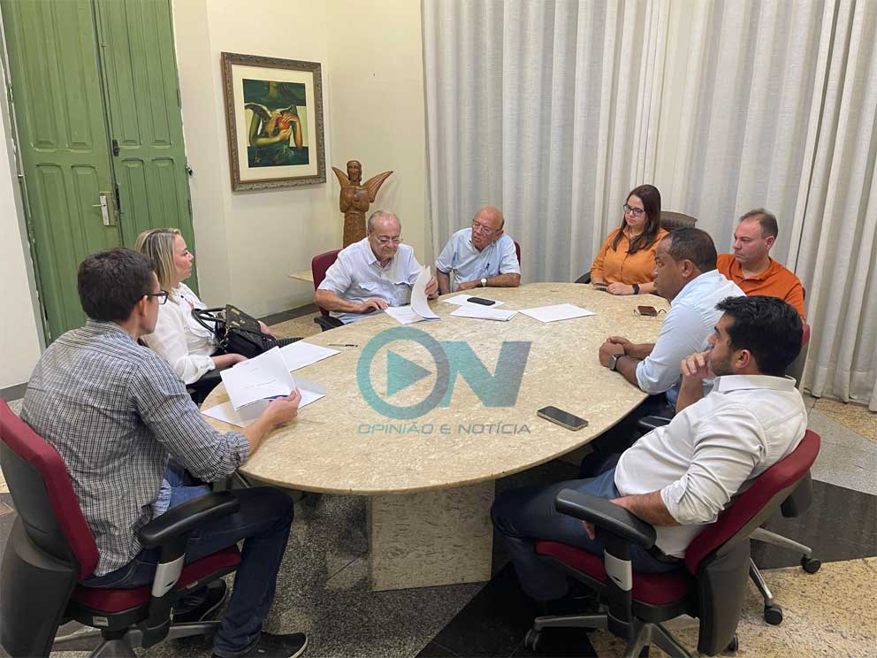 Sílvio Mendes pressiona Águas de Teresina proibindo abertura de novas valas e revisão das taxas de esgoto cobradas pela empresa