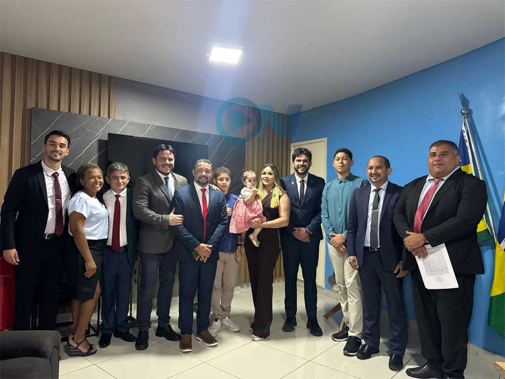 Deputado Dr. Marcus Vinícius prestigia posse de Enofre Carvalho na Câmara de Floriano