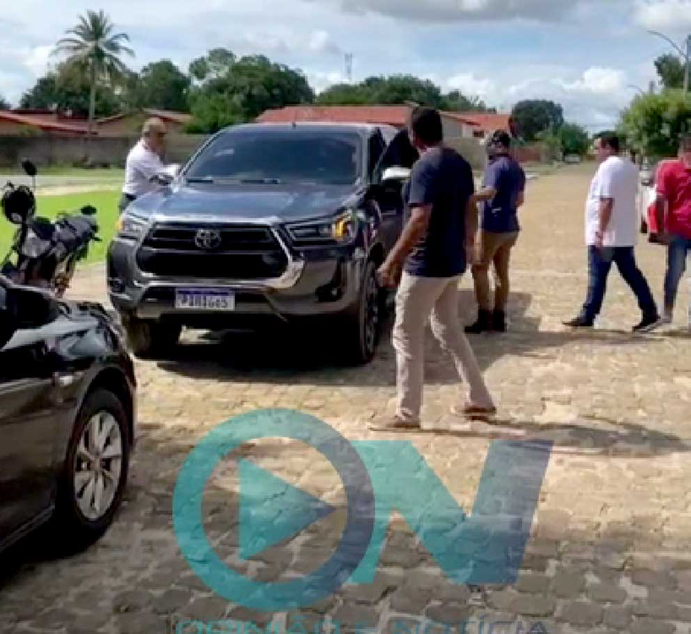 Caos na Educação de Pau D'Arco: Prefeito Milton Passos bate boca com vereador que foi barrado ao fiscalizar escolas