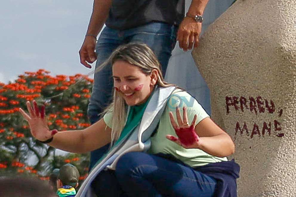 PGR pede que mulher que pichou "Perdeu Mané, em estátua no STF cumpra prisão domiciliar