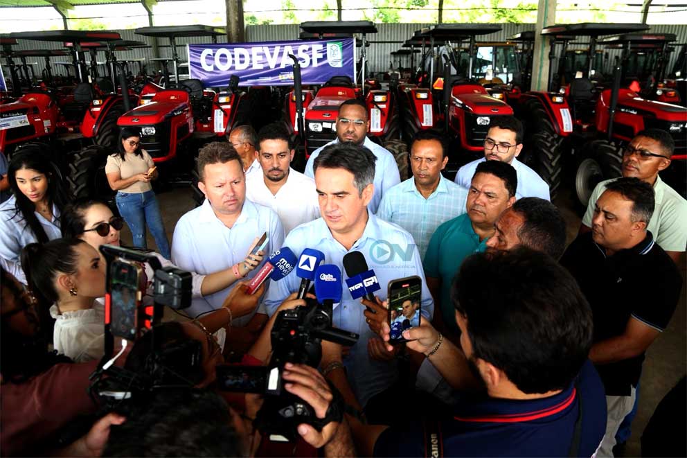 Ciro Nogueira entrega tratores e equipamentos agrícolas a prefeitos do Piauí