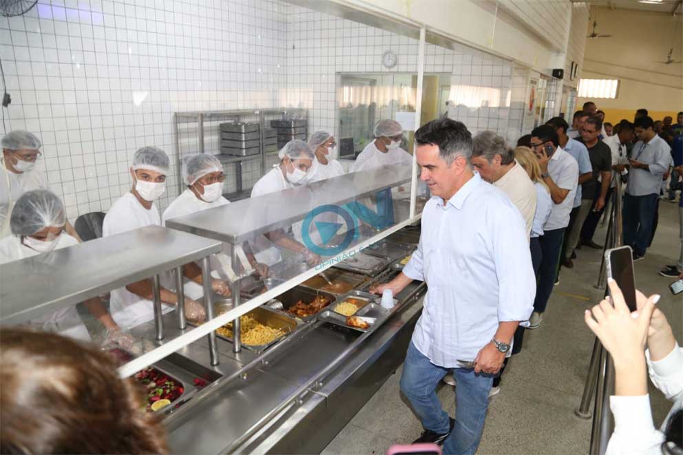 Ciro percorre ruas do Centro, tem contato com populares e almoça no Restaurante Popular
