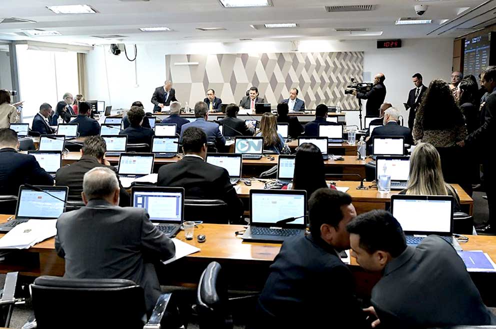 Marcelo Castro resiste a pressão no Senado e mantém freios contra fake news e politização das forças de segurança