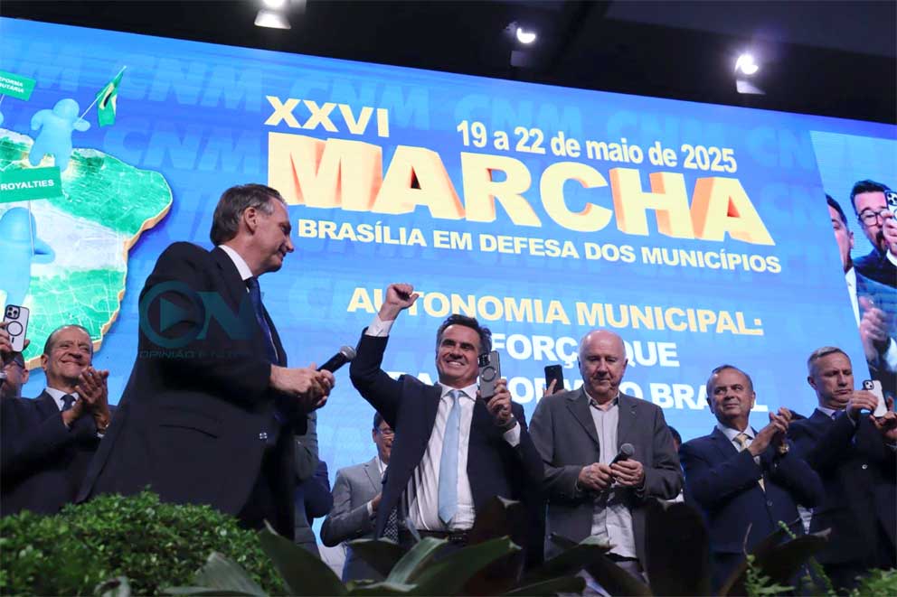 Ciro Nogueira participa da Marcha dos Prefeitos e leva Jair Bolsonaro, que é aplaudido
