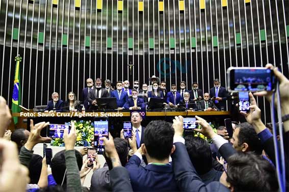 Quando a democracia sangra: deputados ameaçados de prisão nos EUA e no Brasil parlamentares fazem motim para impor pautas bolsonaristas