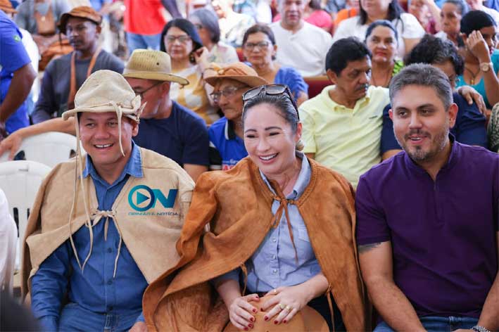 Festa do Vaqueiro atrai multidão com fé, cavalgada, churrasco e shows em praça pública