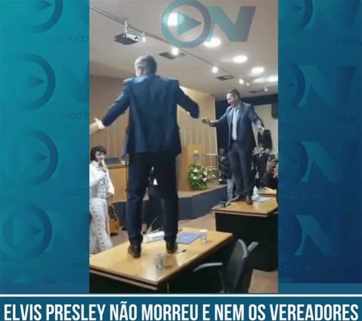 Ao som de Elvis Presley, vereadores sobem nas mesas do plenário da Câmara e fazem a maior festa