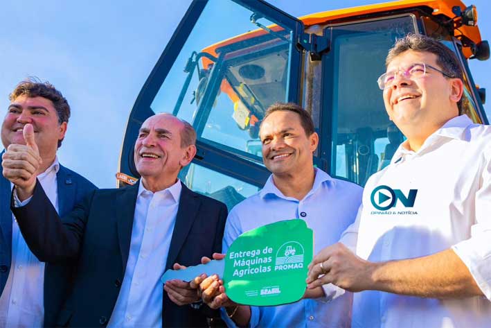 Prefeito Pedro Gomes recebe nova retroescavadeira para José de Freitas