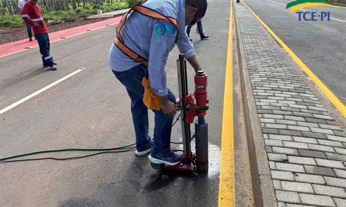 Auditoria com uso do caminhão laboratório detecta superfaturamento em obra de avenida em Luzilândia