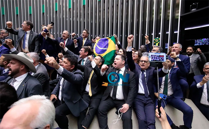 Enquanto os homens exercem seus podres poderes — o Brasil vê uma imagem distorcida da democracia no Congresso, no Planalto e Judiciário