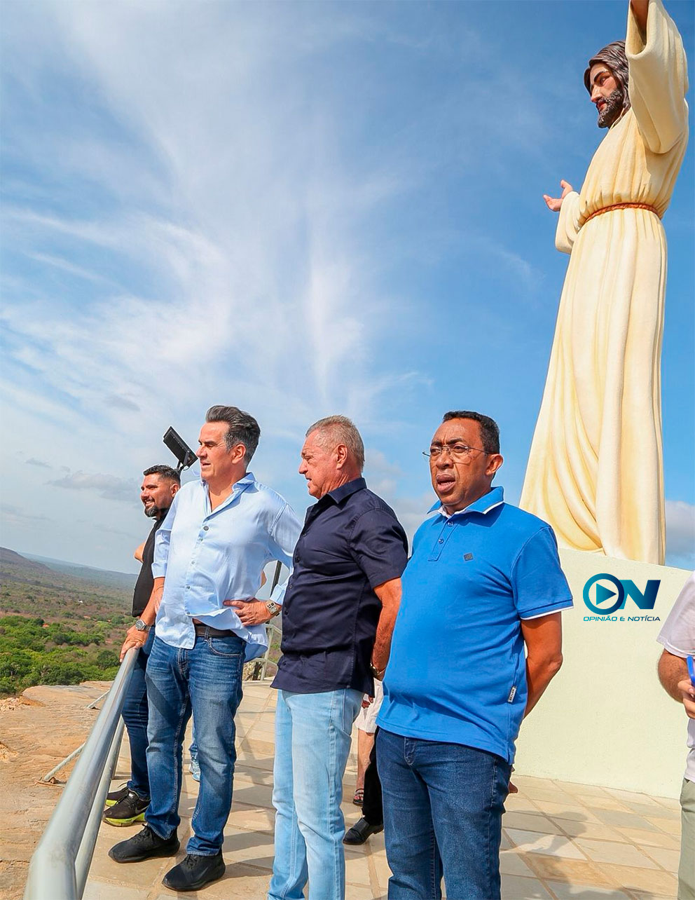 Prefeito do MDB agradece a Ciro Nogueira ao entregar obra com imagem gigante de Jesus Cristo