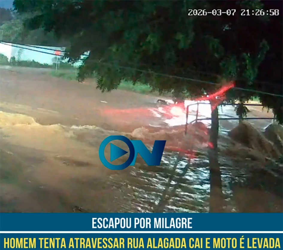 Chuva forte arrasta motocicleta no Vale do Gavião e expõe problema antigo de drenagem na zona Leste de Teresina