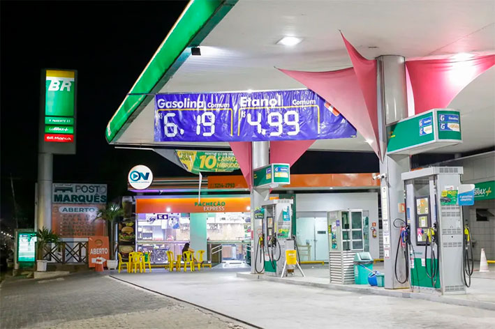 Gasolina dispara no Piauí com “guerra distante”. Sem reajuste da Petrobras e sem impacto direto no Brasil, quem está lucrando com isso?