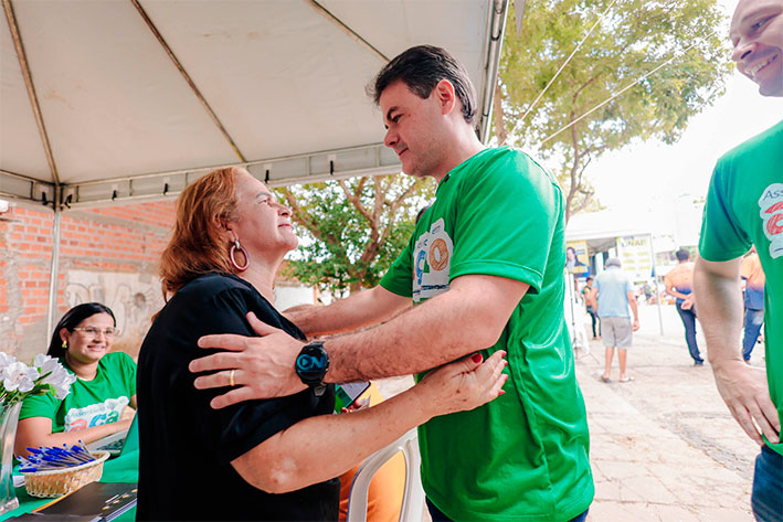 Multidão ocupa praça e Assembleia Legislativa leva serviços direto para o povo na Zona Leste