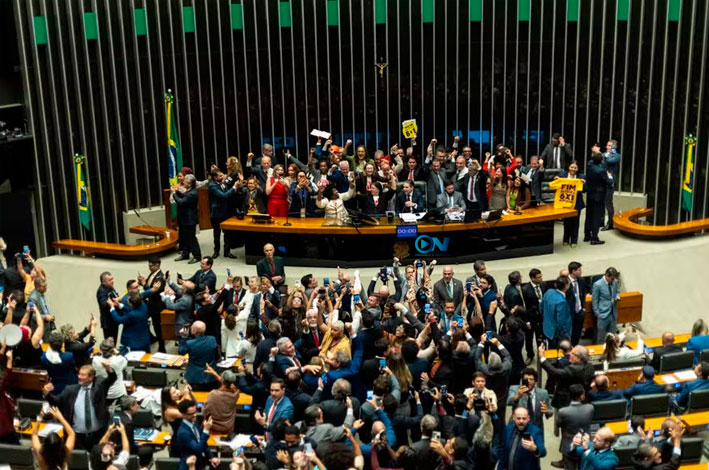 O “milagre eleitoral” da escala 6x1 e a súbita conversão de parlamentares ao discurso trabalhista com direito a óleo de peroba