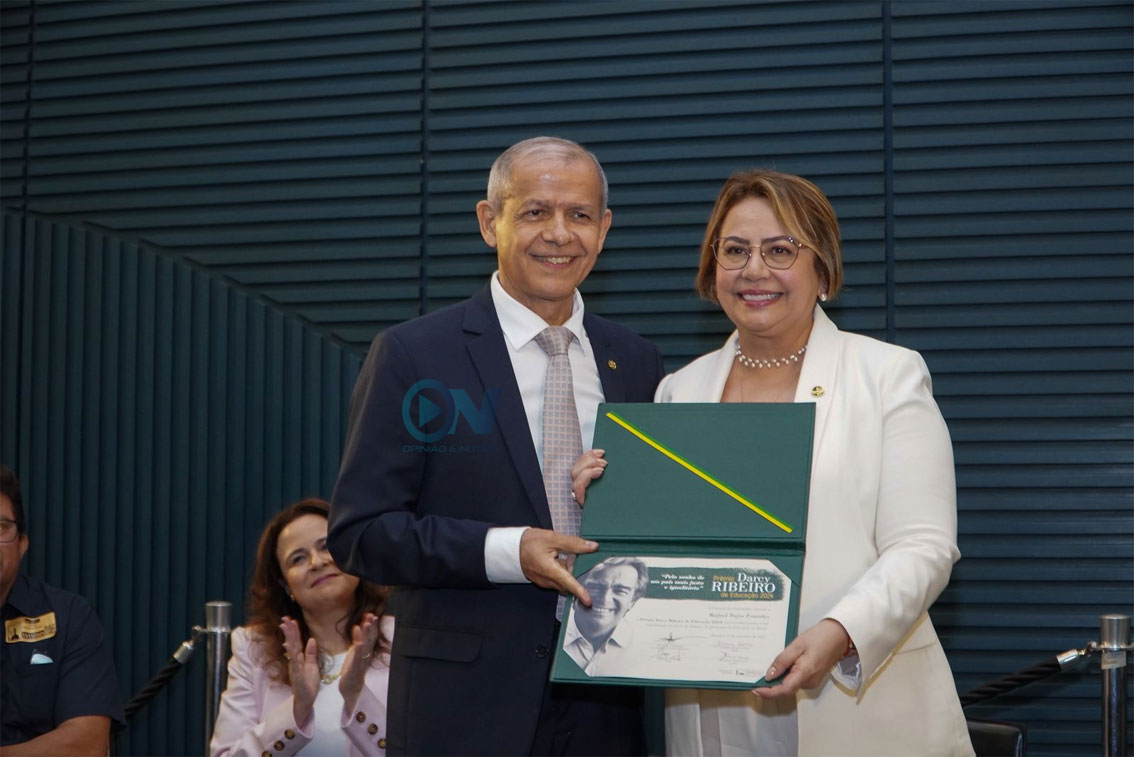 Rafael Fonteles é homenageado com prêmio Darcy Ribeiro, concedido pela Câmara dos Deputados