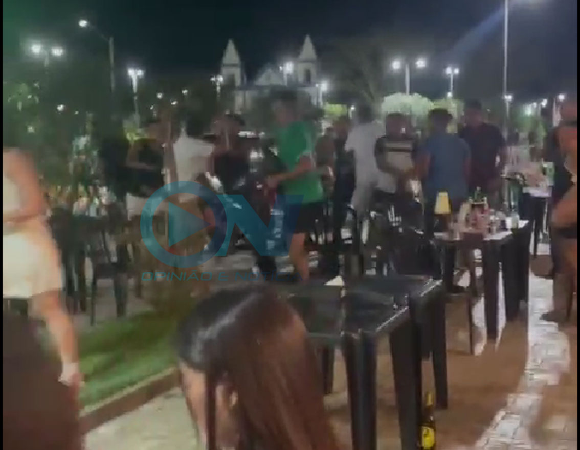 Prefeito eleito se envolve em briga de trânsito e apanha em praça pública